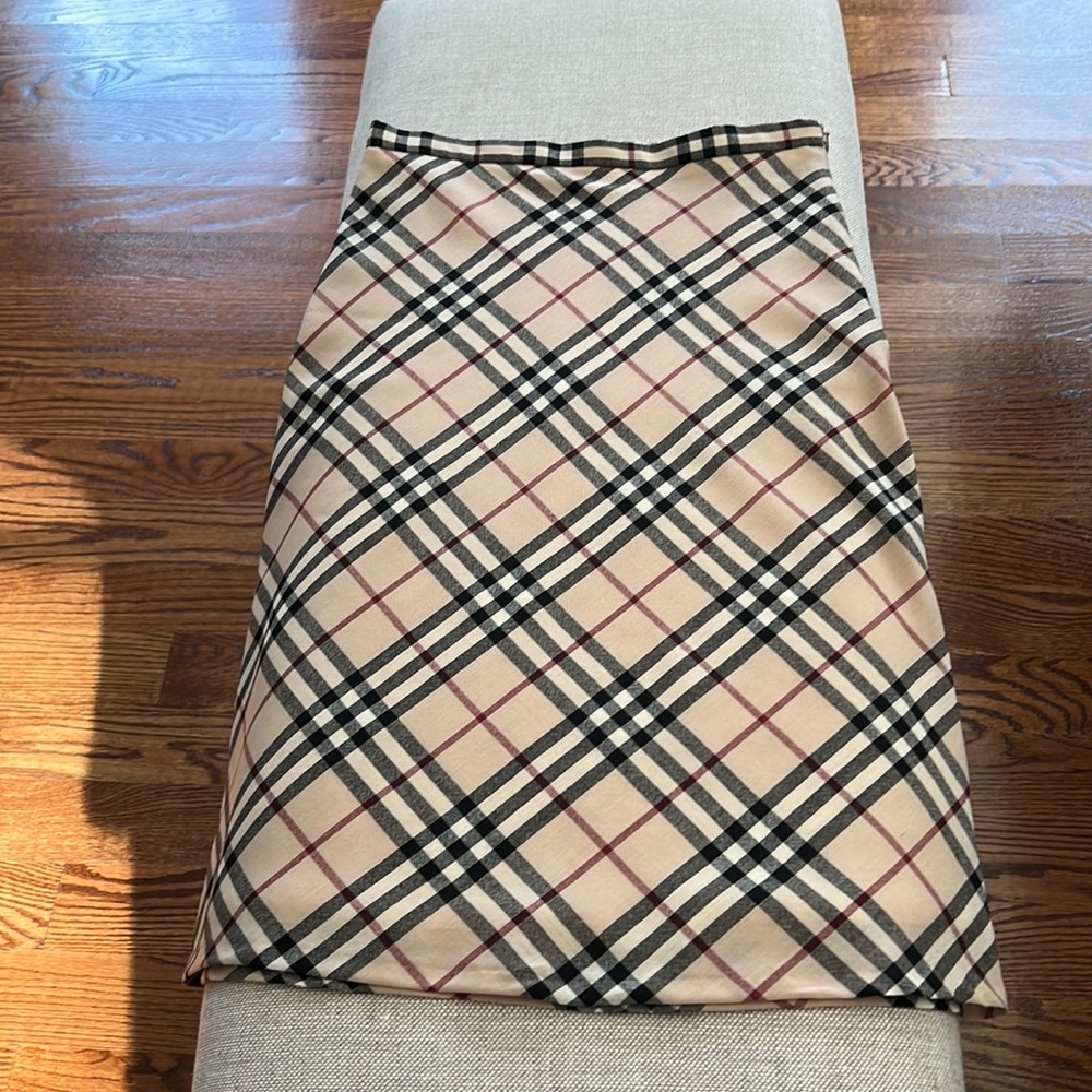 Burberry skirt in great condition. 14” waist and 25” length. Size 2-4